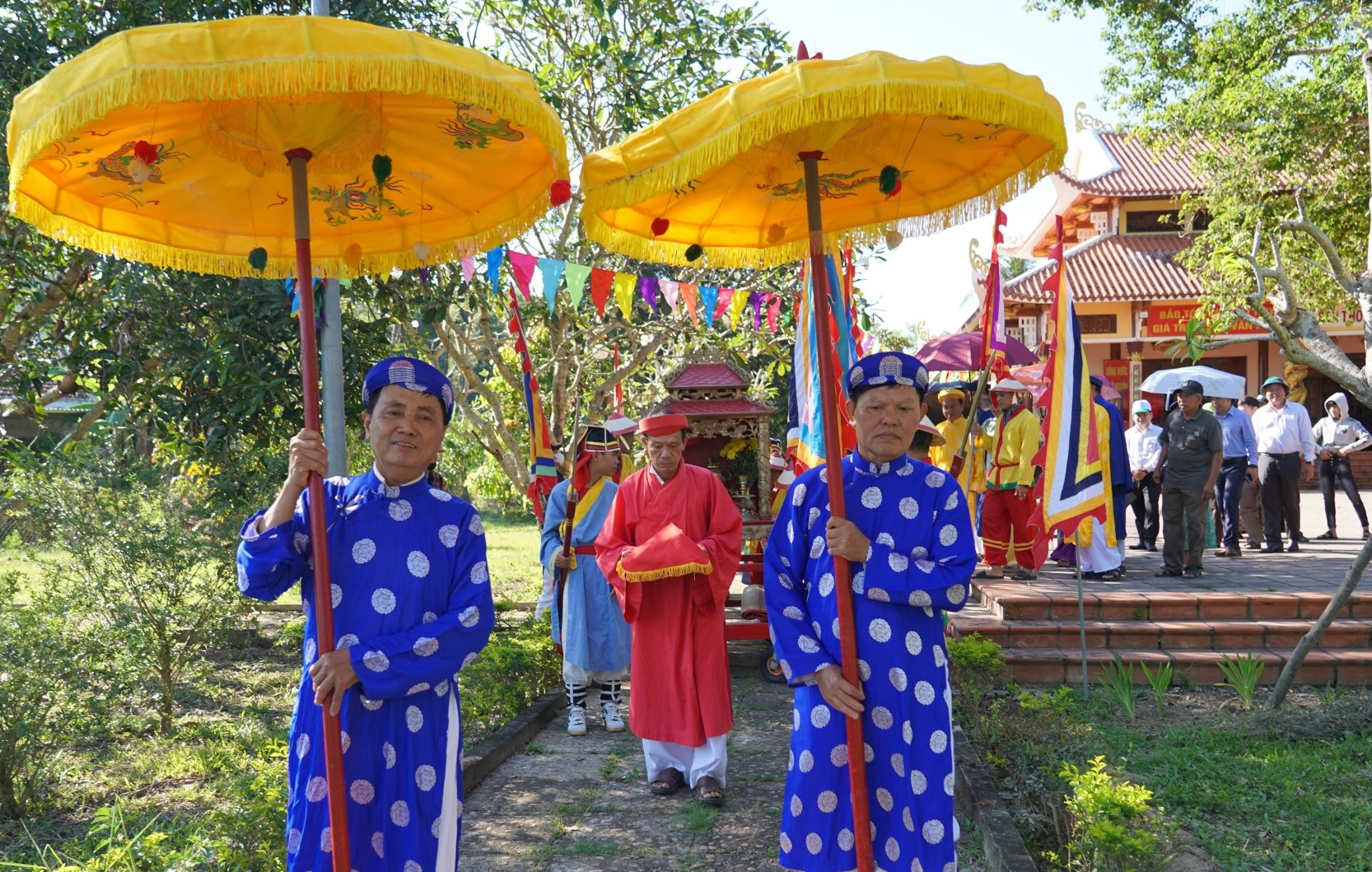 Đoàn rước sắc di chuyển về Đền thờ Lương Văn Chánh theo nghi thức truyền thống.